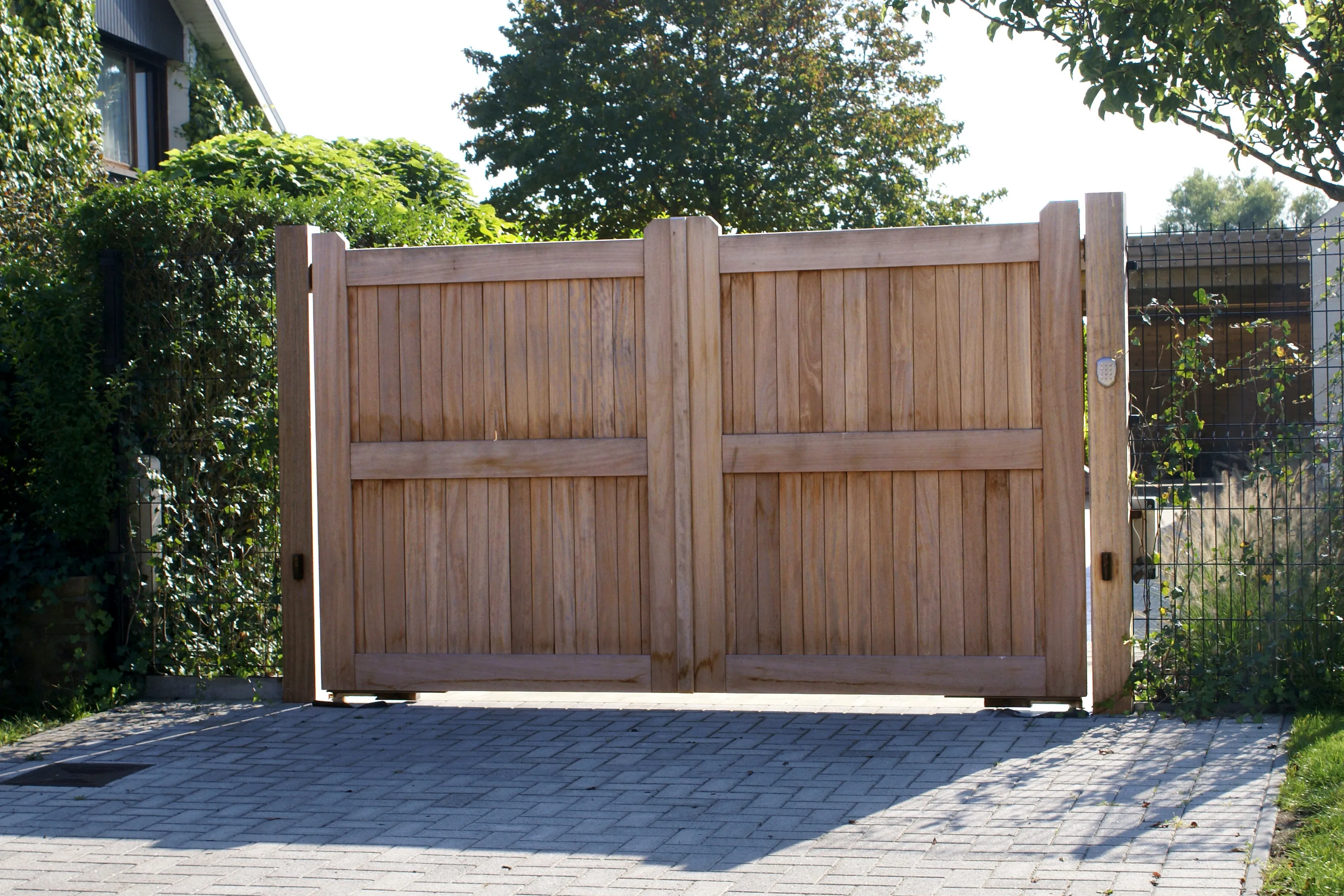 Parkeerpoort voor de tuin van exotisch padouk-hout
